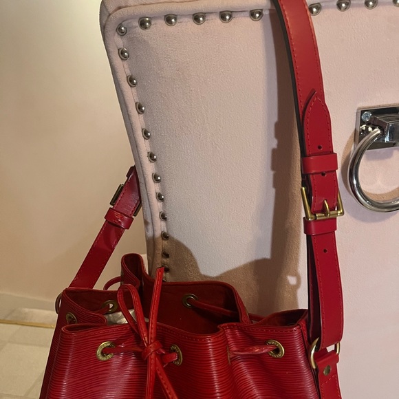 Sale! ✨Louis Vuitton large Noe Red Bucket tote bag. Drawstring closure.Stunning - Picture 2 of 10